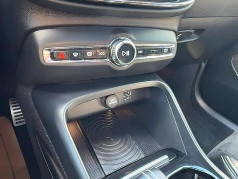 Used 2019 Volvo XC40 T5 R-Design image 25