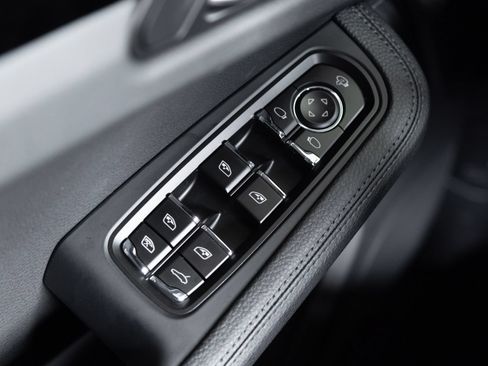 Certified 2026 Porsche Macan AWD/4WD image 19