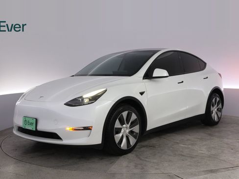 Used 2023 Tesla Model Y Long Range AWD/4WD image 2
