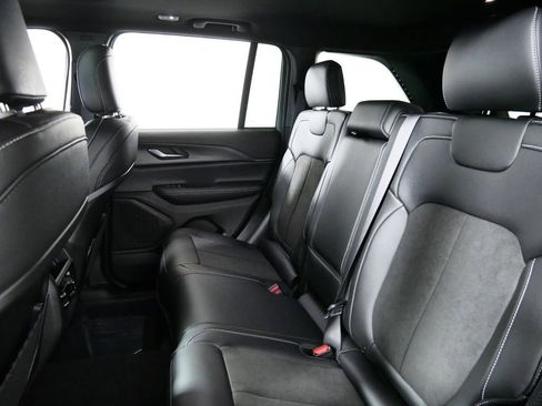 Certified 2024 Jeep Grand Cherokee Altitude image 32