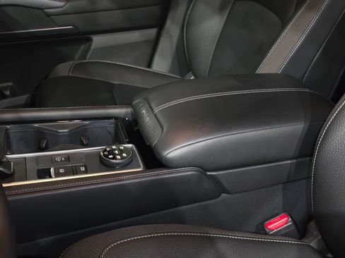 Used 2025 Nissan Pathfinder SL image 23