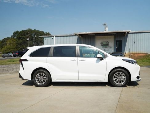 Used 2024 Toyota Sienna LE image 3