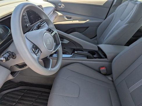 Used 2025 Hyundai Elantra SE image 22