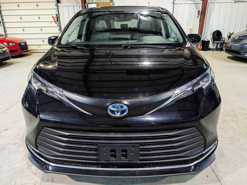 Used 2021 Toyota Sienna XLE w/ XLE Plus Package FWD image 12