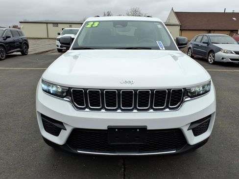 Used 2023 Jeep Grand Cherokee Laredo w/ Luxury Tech Group I AWD/4WD image 2