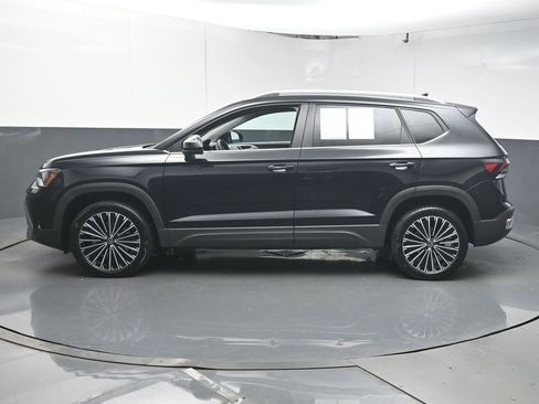 Used 2025 Volkswagen Taos SE FWD image 5