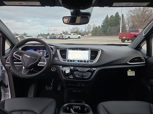 New 2026 Chrysler Pacifica Select image 9