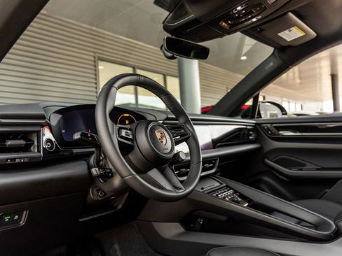 Certified 2025 Porsche Macan Electric image 4