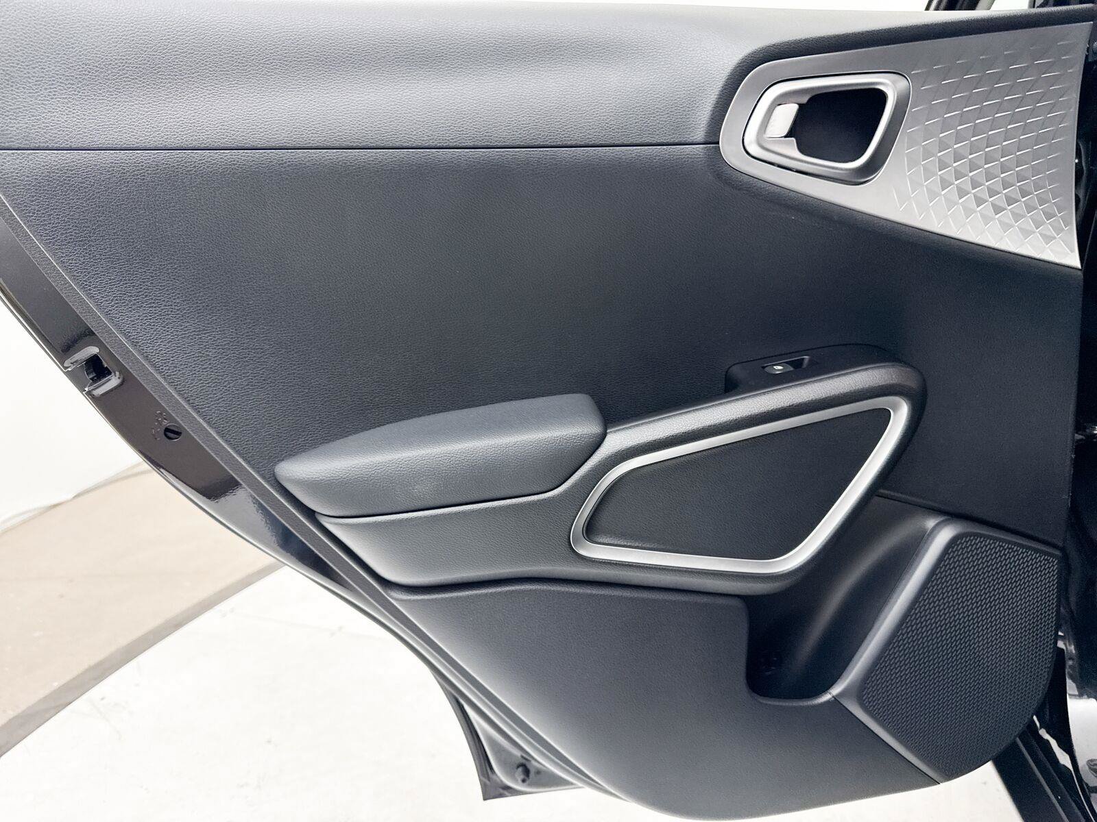 Used 2025 Kia Soul LX FWD image 27