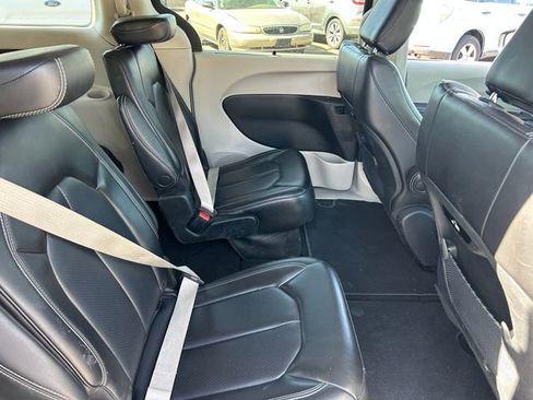 Used 2023 Chrysler Pacifica Touring-L FWD image 34