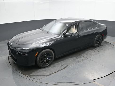 Used 2023 BMW 760i xDrive w/ Executive Package AWD/4WD image 43