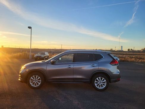 Used 2017 Nissan Rogue SV image 2