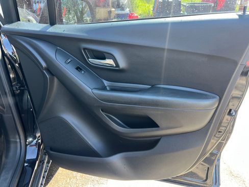 Used 2021 Chevrolet Trax LS FWD image 17