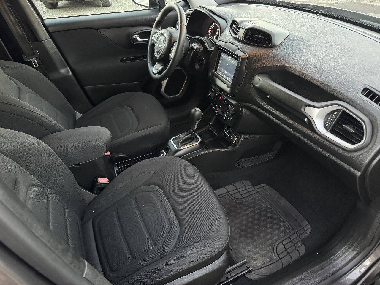 Used 2018 Jeep Renegade Latitude FWD image 32