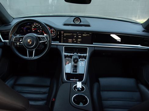 Certified 2017 Porsche Panamera image 11