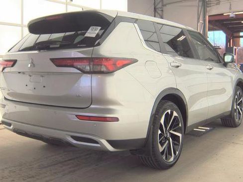 Used 2023 Mitsubishi Outlander SE image 2
