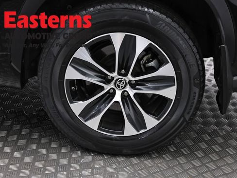 Used 2021 Toyota Highlander XLE AWD/4WD image 34