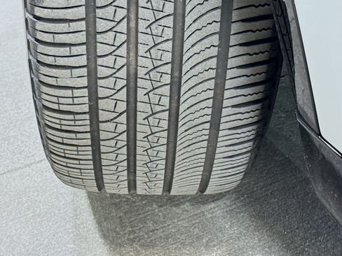 Used 2024 Land Rover Discovery Metropolitan Edition image 44