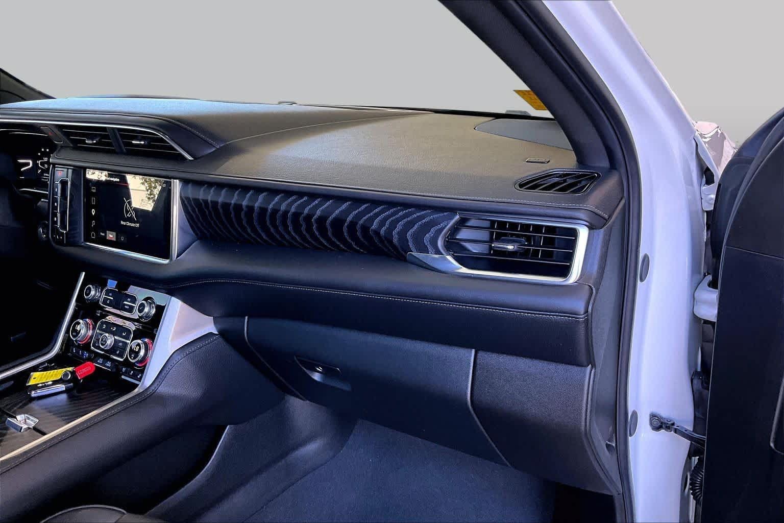 Used 2024 GMC Yukon Denali w/ Advanced Technology Package AWD/4WD image 19