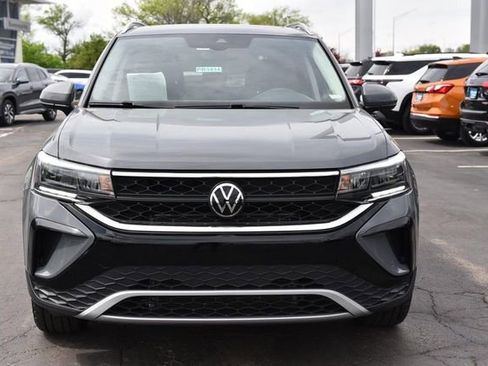 Used 2023 Volkswagen Taos SE w/ Panoramic Sunroof Package image 4