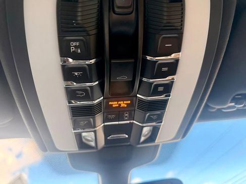 Used 2018 Porsche Cayenne Platinum Edition image 18