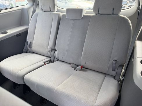 Used 2020 Toyota Sienna LE AWD/4WD image 14