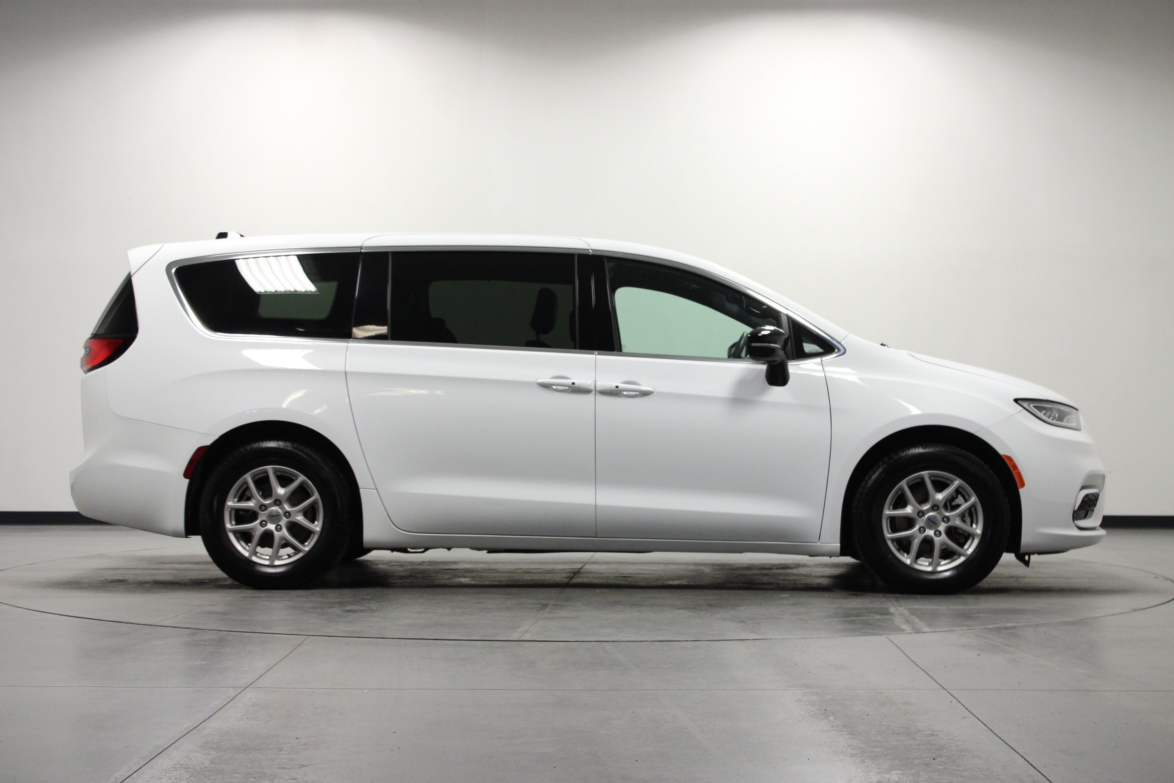 Used 2025 Chrysler Pacifica Select FWD image 3