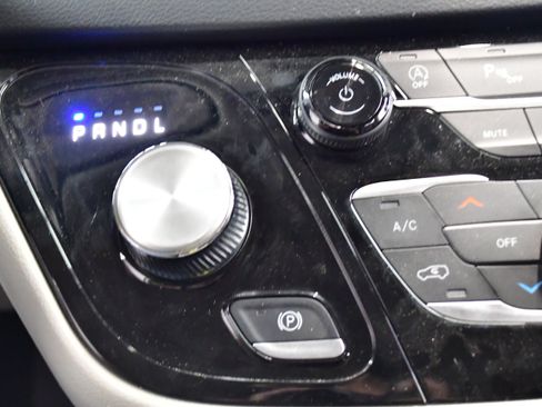 Used 2023 Chrysler Pacifica Touring-L FWD image 31