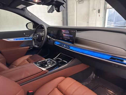 Used 2024 BMW i7 xDrive60 w/ Premium Package image 81