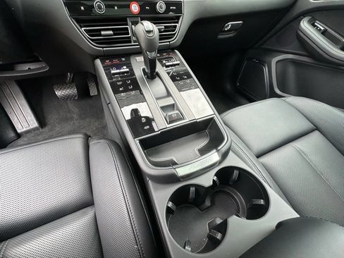 Certified 2025 Porsche Macan GTS AWD/4WD image 36