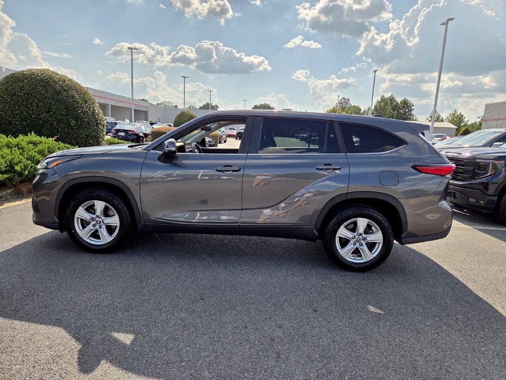 Used 2023 Toyota Highlander L FWD image 4