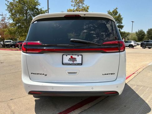Used 2025 Chrysler Pacifica Limited FWD image 7