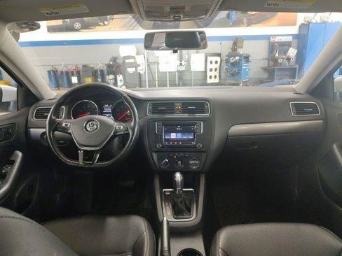 Used 2017 Volkswagen Jetta SE image 19