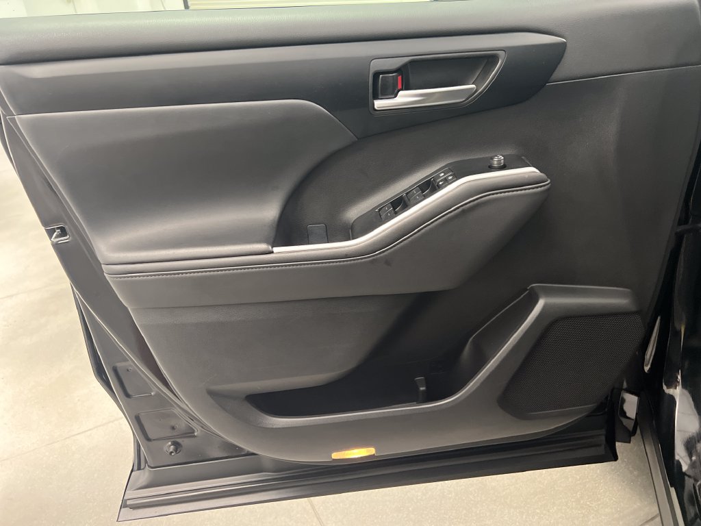 Used 2025 Toyota Highlander XLE FWD image 14