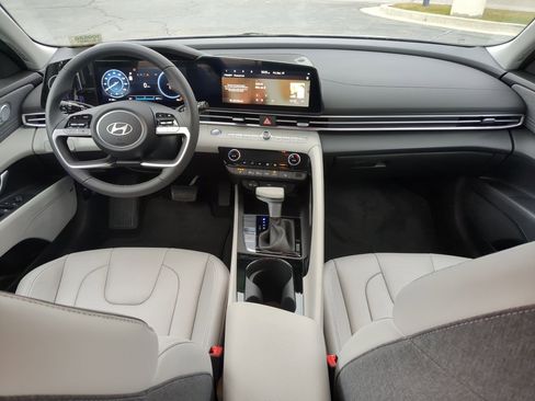 Used 2025 Hyundai Elantra Limited image 19