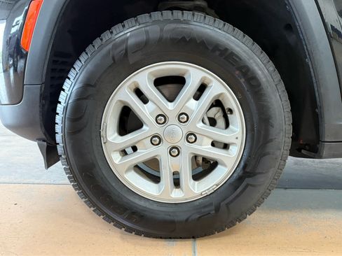 Used 2024 Jeep Grand Cherokee Laredo AWD/4WD image 8