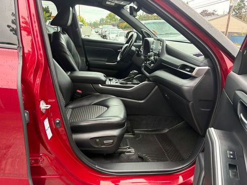 Used 2022 Toyota Highlander XSE image 24