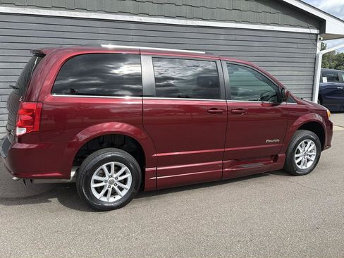Used 2019 Dodge Grand Caravan SXT FWD image 17