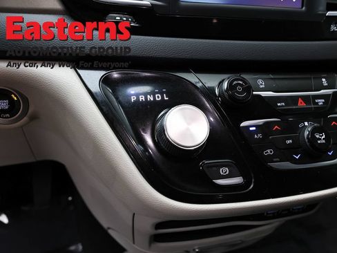 Used 2022 Chrysler Voyager LX FWD image 13