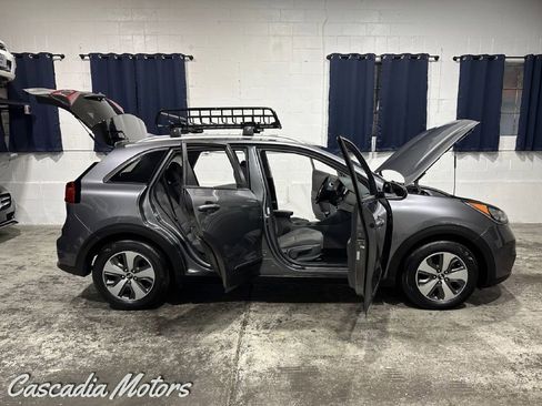 Used 2017 Kia Niro LX FWD image 37