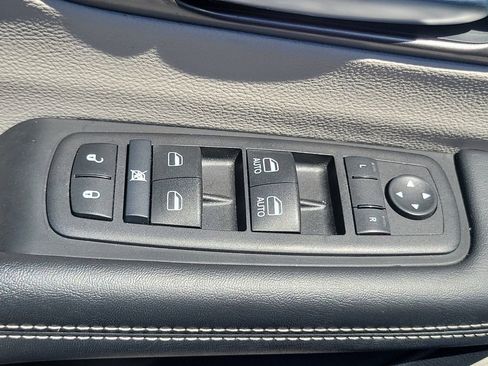 Used 2024 Chrysler Pacifica Touring-L image 21