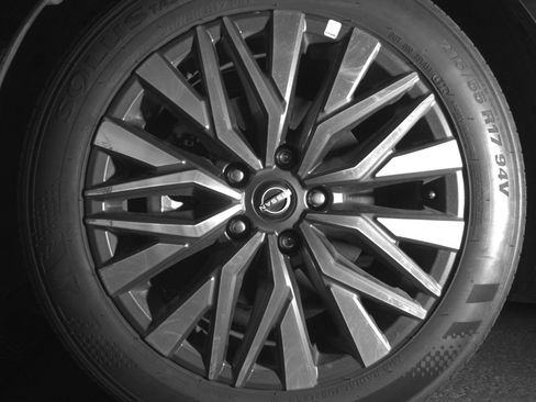 Used 2025 Nissan Altima 2.5 SV FWD image 12