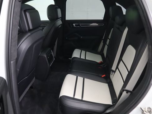 Used 2023 Porsche Cayenne Platinum Edition image 22
