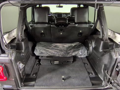 Used 2018 Jeep Wrangler Unlimited Sahara AWD/4WD image 36