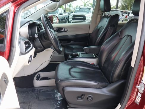 Used 2021 Chrysler Pacifica Touring-L w/ Uconnect Theater Family Group image 17