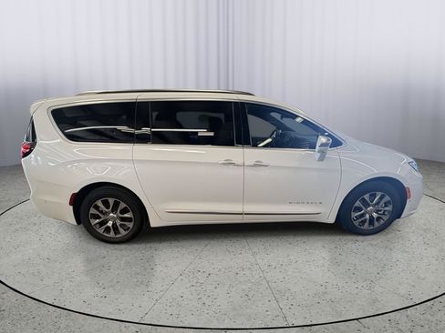 Used 2024 Chrysler Pacifica Pinnacle FWD image 3