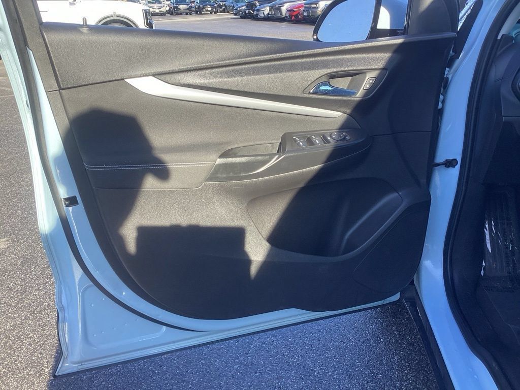 Used 2022 Chevrolet Bolt EUV LT w/ Comfort Package FWD image 11