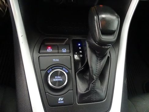 Used 2021 Toyota RAV4 XLE w/ Convenience Package AWD/4WD image 11