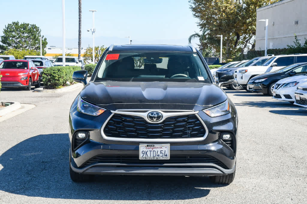 Used 2024 Toyota Highlander XLE FWD image 2