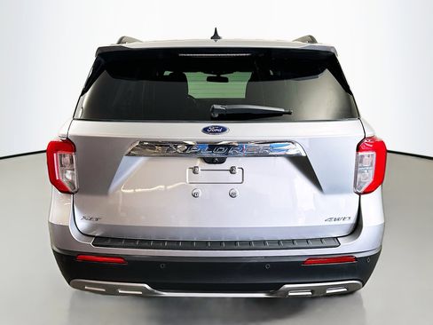 Used 2022 Ford Explorer XLT w/ Equipment Group 202A image 6